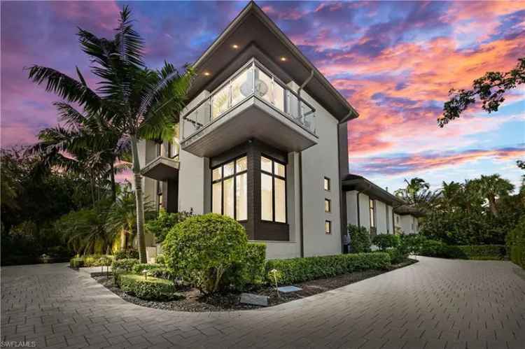 Single-family house For Sale in Naples, Florida