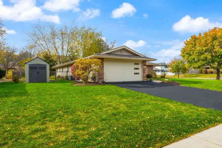 Single-family house For Sale in 206, South Walnut Lane, Schaumburg, Illinois