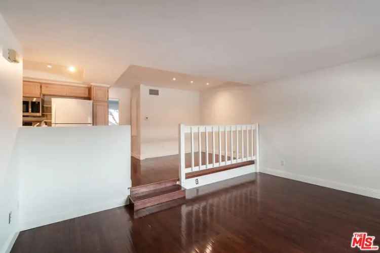 Condo For Sale in 4859, Coldwater Canyon Avenue, Los Angeles, California