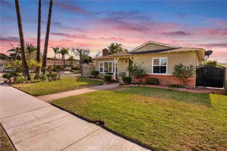 Single-family house For Sale in 1440, East Barkley Avenue, Orange, California