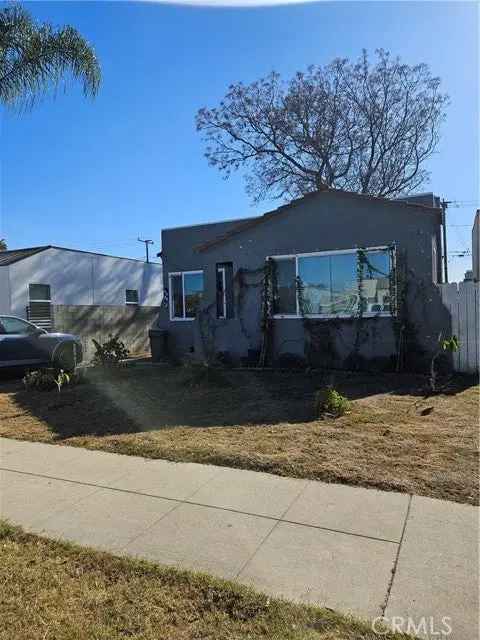 Single-family house For Sale in Long Beach, California