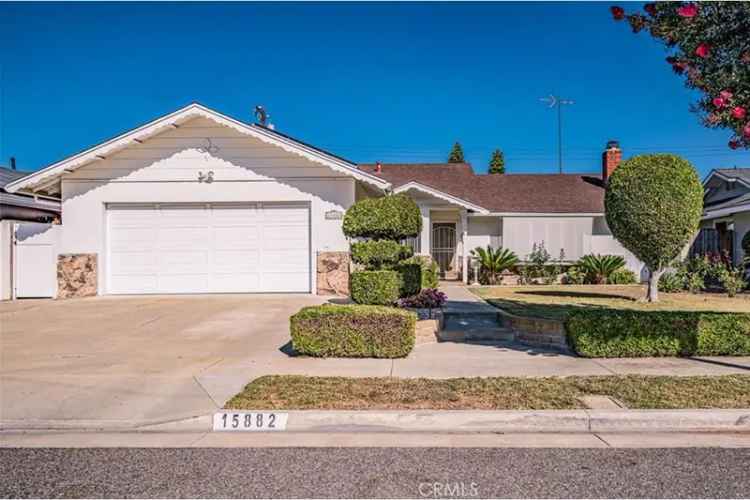 Single-family house For Sale in Huntington Beach, California