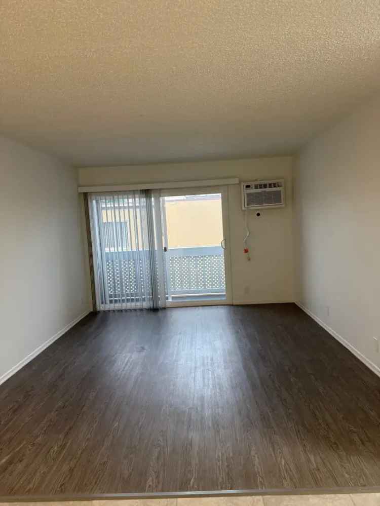 Modern 1 Bedroom Apartment in Central Tarzana