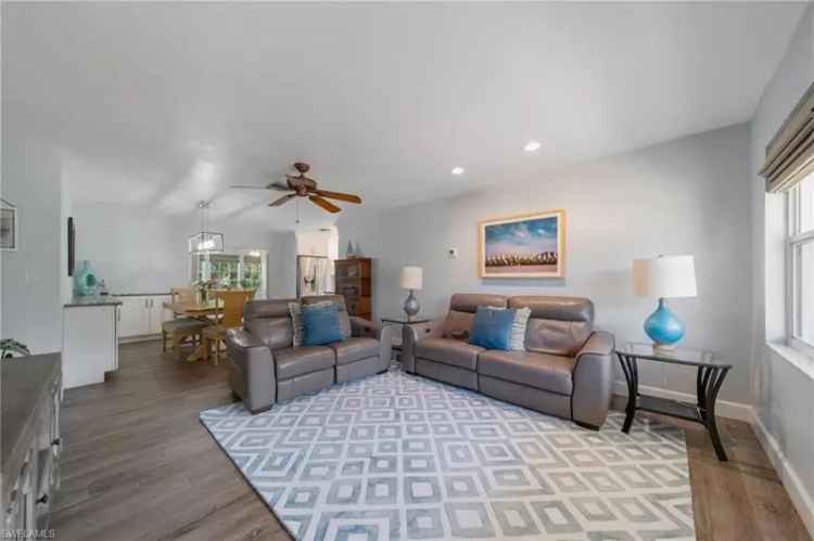 Single-family house For Sale in 2484, 10th Street North, Naples, Florida