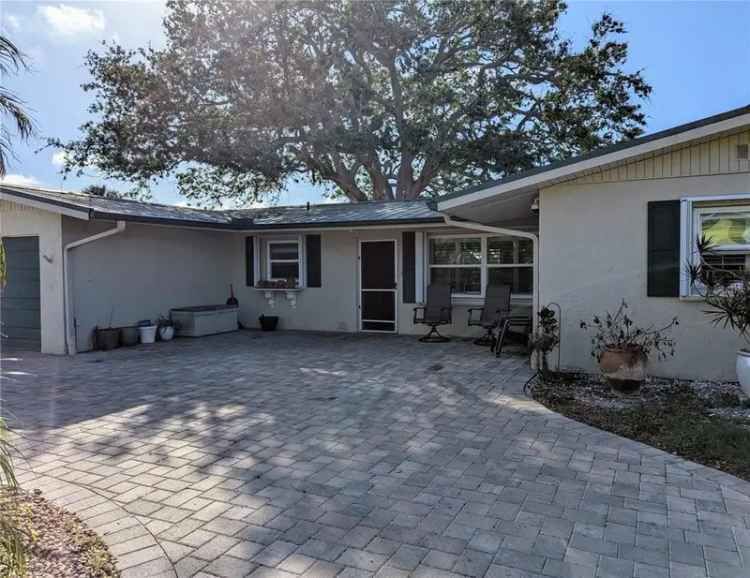 Single-family house For Sale in 941, Stewart Street, Englewood, Florida