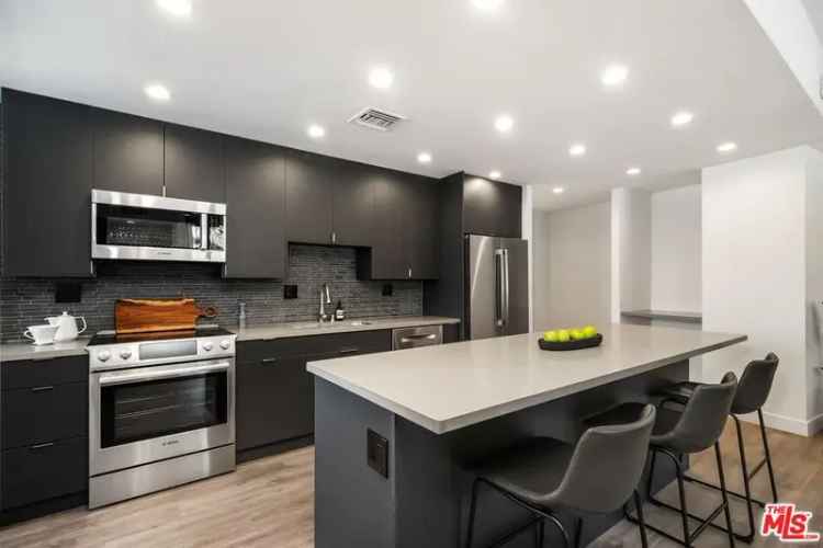 Condo For Sale in 7250, Franklin Avenue, Los Angeles, California