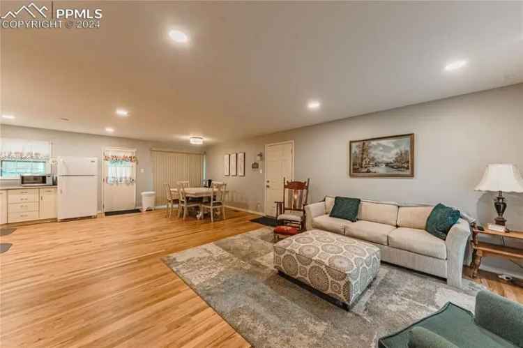 Single-family house For Sale in 1407, Alexander Road, Colorado Springs, Colorado