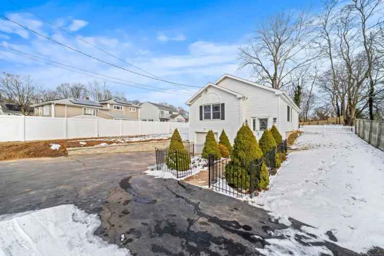 Single-family house For Sale in 28, Short Beach Road, Branford, Connecticut