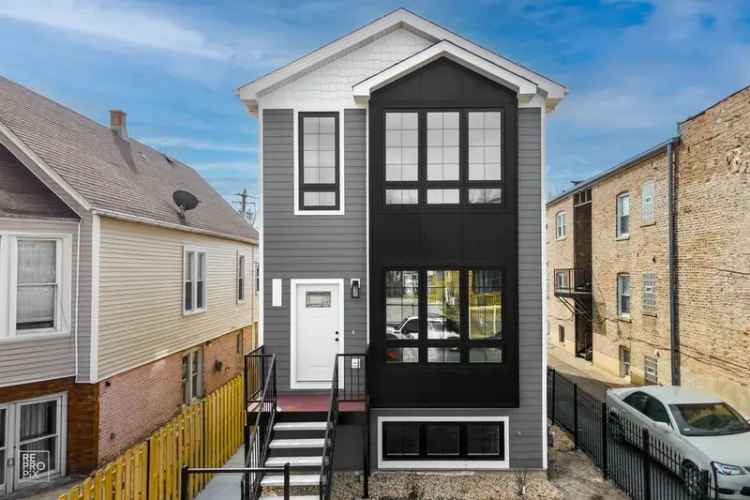 Single-family house For Sale in 4241, West Walton Street, Chicago, Illinois