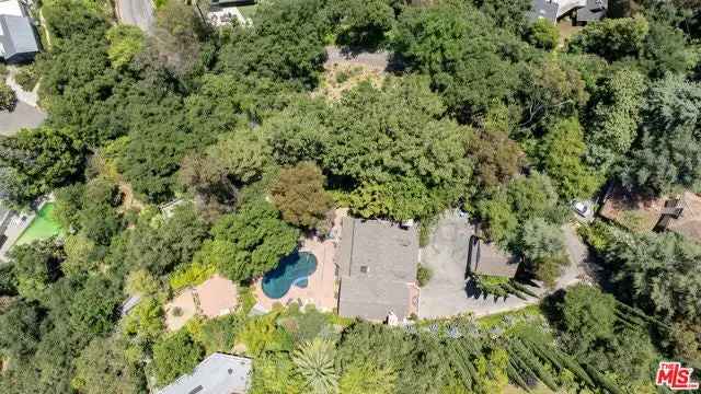 Single-family house For Sale in 9825, Melinda Drive, Beverly Hills, California