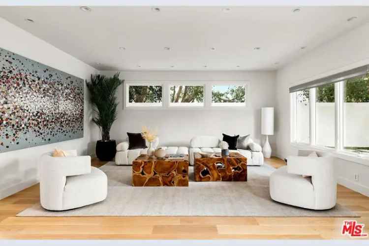 Single-family house For Sale in 2612, Wallingford Drive, Beverly Hills, California