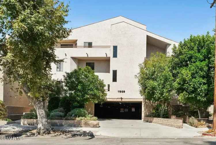 Single-family house For Sale in 11939, Weddington Street, Los Angeles, California