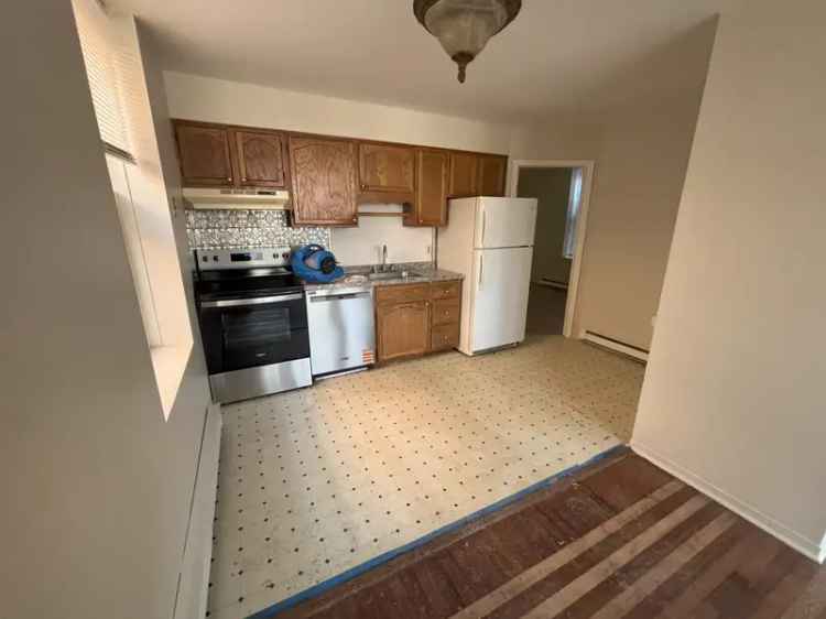 1 Bedroom Apartment near Washington Park - Updated Kitchen and Pet-Friendly