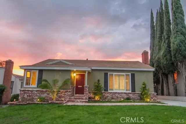 Single-family house For Sale in 2549, North Keystone Street, Burbank, California