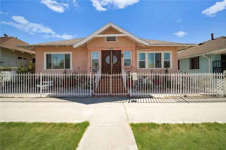 Single-family house For Sale in 2922, Darwin Avenue, Los Angeles, California