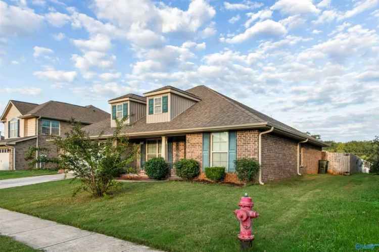 Single-family house For Sale in 105, Barnard Street, Triana, Alabama