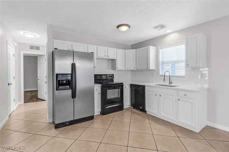 Single-family house For Sale in 518, Leawood Circle, East Naples, Florida