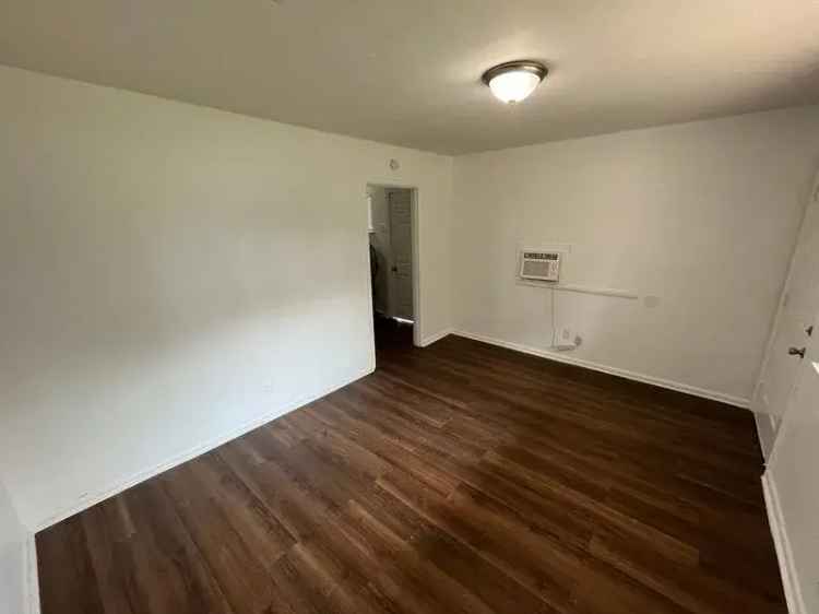 3-Bedroom Duplex near CHI Memorial Hospital - Pet-Friendly