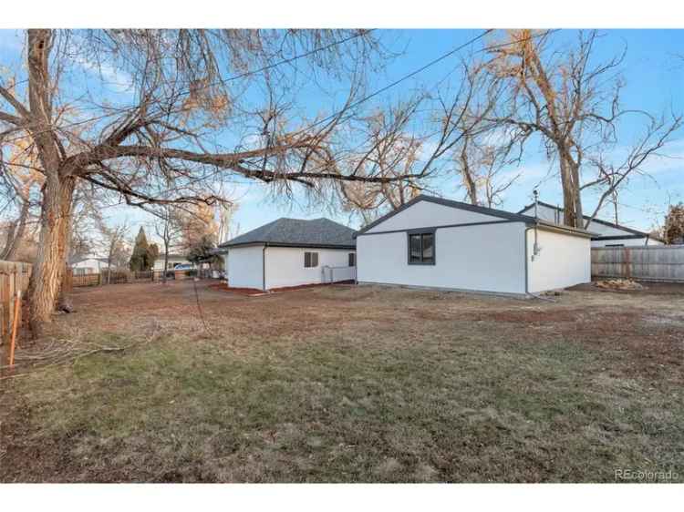 Single-family house For Sale in 1765, Ingalls Street, Lakewood, Colorado