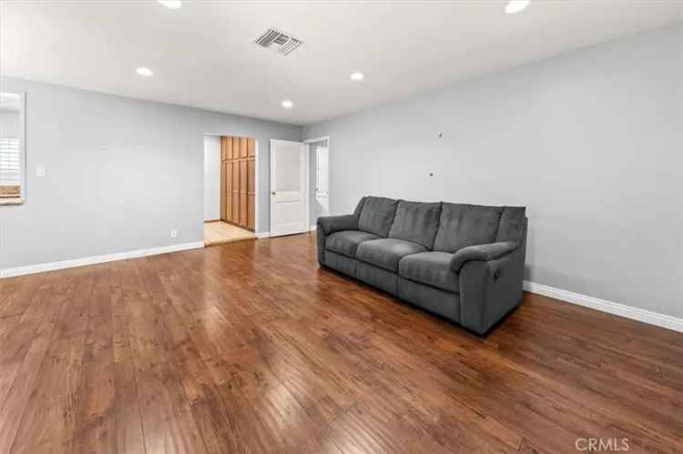 Single-family house For Sale in 6847, Matilija Avenue, Los Angeles, California