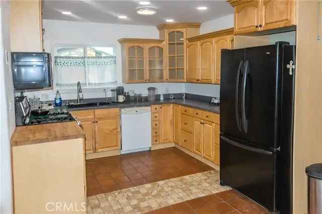 Single-family house For Sale in 16649, Koch Street, Mojave, California