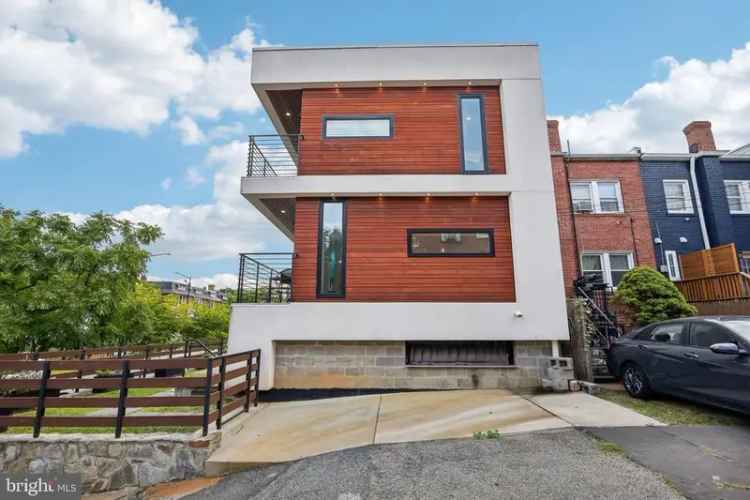 House For Sale in 128, 17th Street Northeast, Washington, District of Columbia