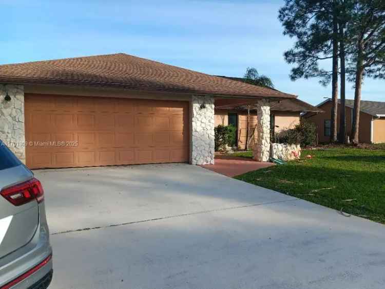 Single-family house For Sale in 1315, Southeast Floresta Drive, Port Saint Lucie, Florida