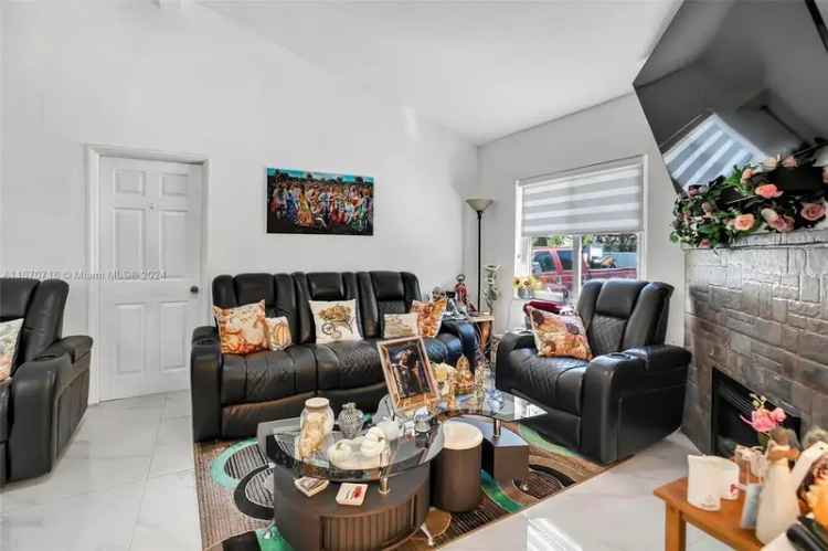 Single-family house For Sale in 1369, Biarritz Drive, Miami Beach, Florida