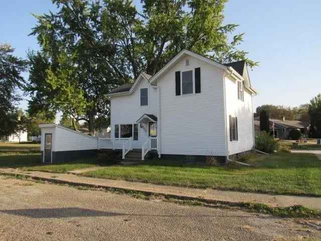 Single-family house For Sale in 421, West 5th Street, Monticello, Iowa