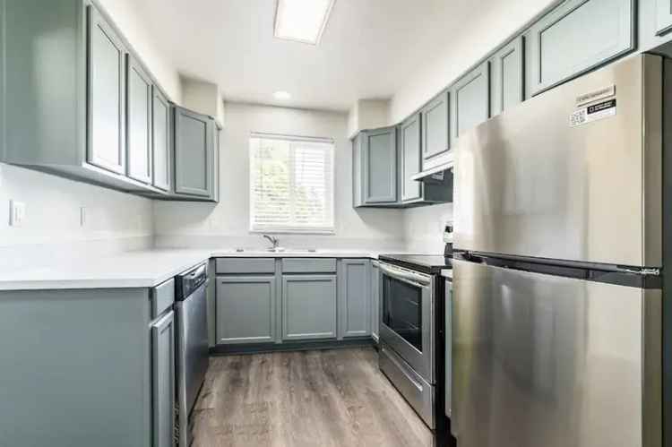 3 Bed 1.5 Bath Townhouse for Rent - Freshly Painted and Remodeled