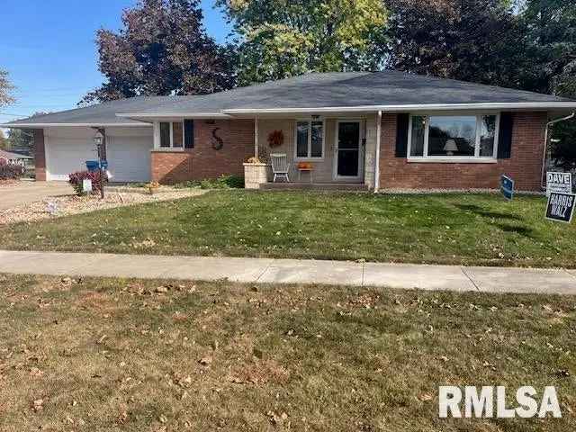 Single-family house For Sale in 112, 12th Avenue, DeWitt, Iowa