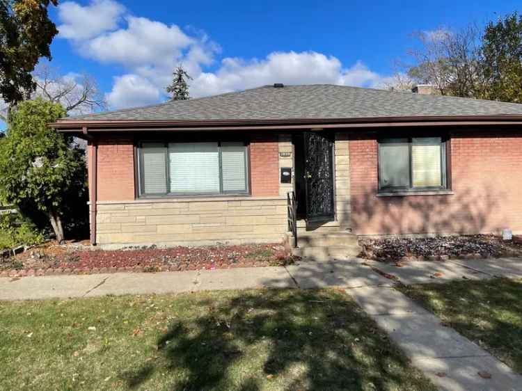 Single-family house For Sale in 1939, South 7th Avenue, Maywood, Illinois