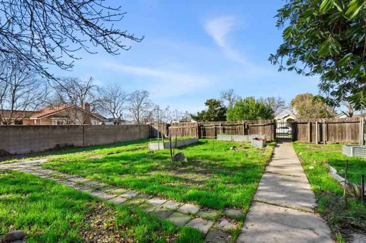 Single-family house For Sale in 1120, El Monte Avenue, Sacramento, California