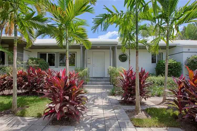 Single-family house For Sale in 621, West Dilido Drive, Miami Beach, Florida