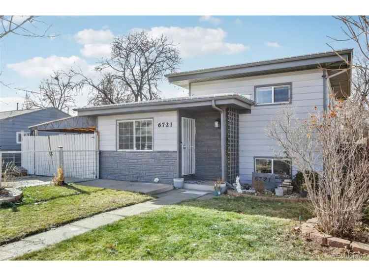 Single-family house For Sale in 6721, Birch Street, Commerce City, Colorado