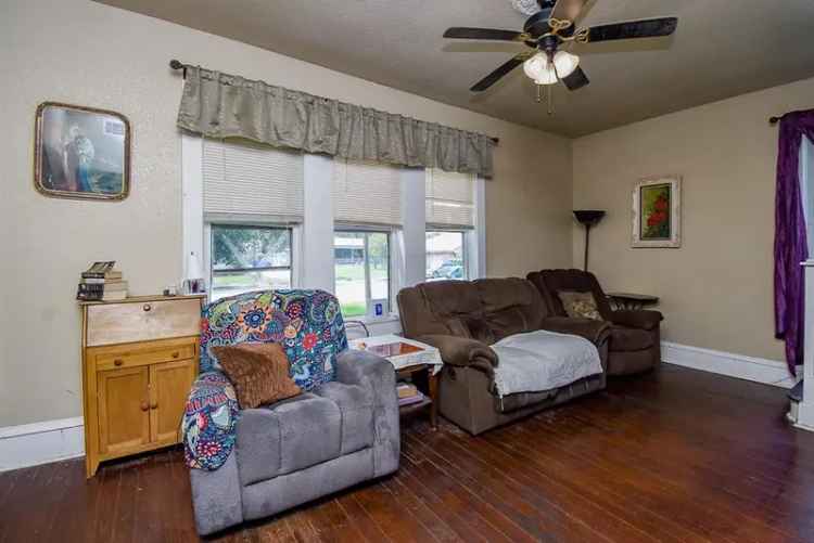 Single-family house For Sale in Angleton, Texas