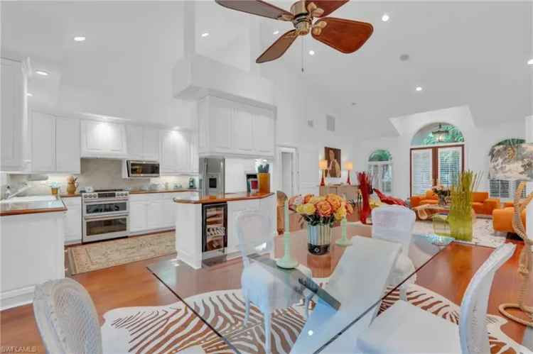 Single-family house For Sale in 441, 2nd Avenue North, Naples, Florida