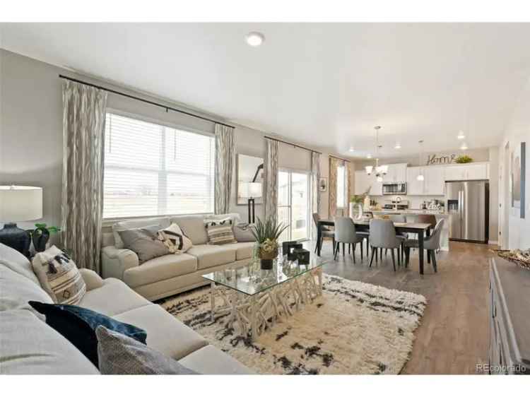 Single-family house For Sale in Windsor, Colorado