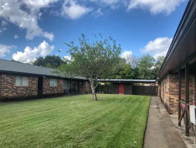 Multi-family house For Sale in 1910, West South Street, Alvin, Texas