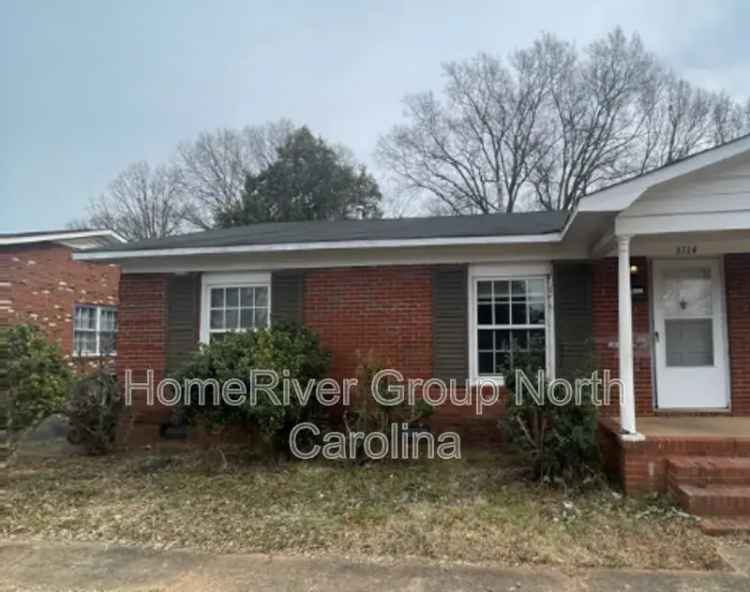 3 Bed 2 Bath Home in East Charlotte Near Shopping and Highways