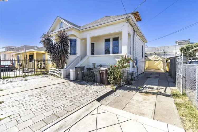 Single-family house For Sale in 9827, C Street, Oakland, California