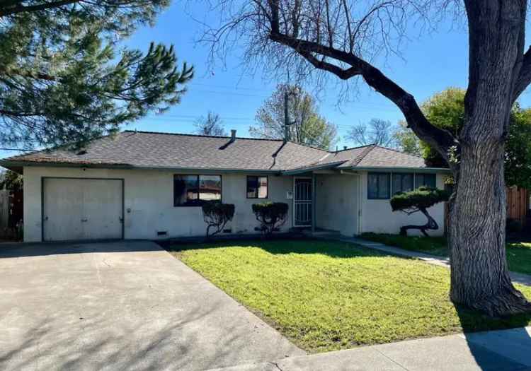 Single-family house For Sale in 14226, Lucian Avenue, San Jose, California