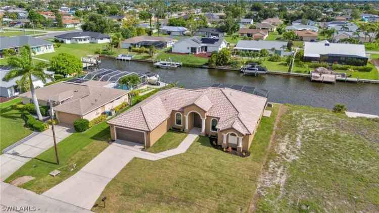 Single-family house For Sale in 915, Southeast 33rd Terrace, Cape Coral, Florida