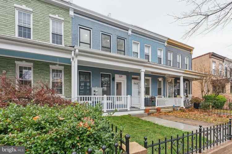 House For Sale in 329, 16th Street Southeast, Washington, District of Columbia