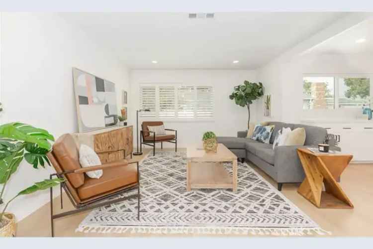 Single-family house For Sale in 5321, East Walton Street, Long Beach, California