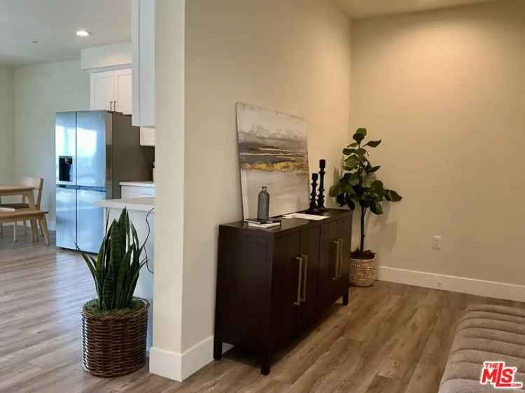 Condo For Sale in 1101, South Harvard Boulevard, Los Angeles, California