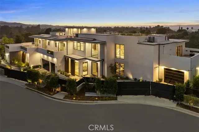 Single-family house For Sale in 4125, Royal Crest Place, Los Angeles, California