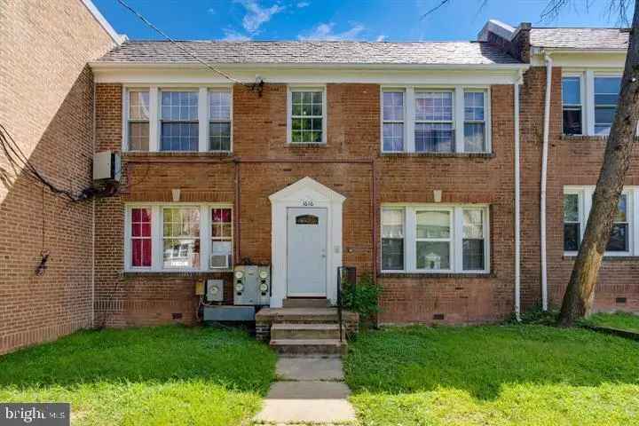 Multi-family house For Sale in 1616, 17th Place Southeast, Washington, District of Columbia