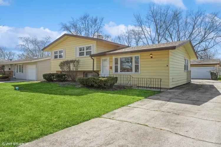 Single-family house For Sale in 18864, Greenbay Avenue, Lansing, Illinois