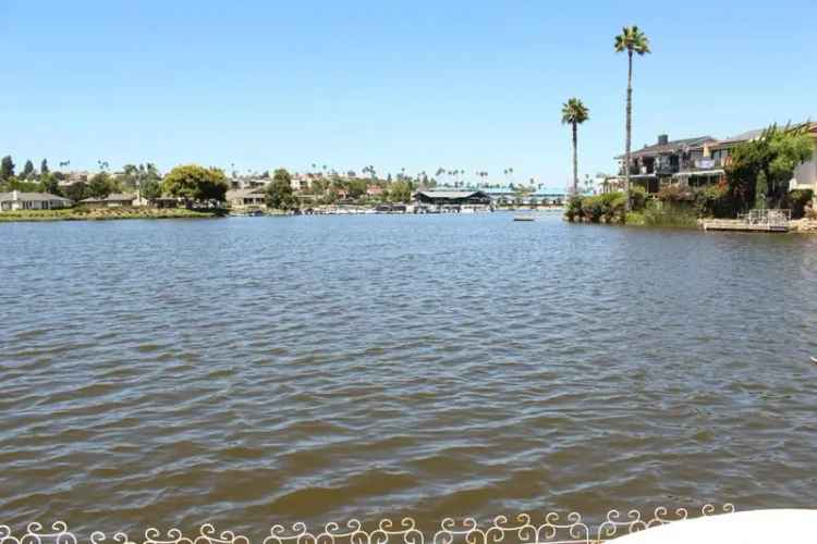 Single-family house For Sale in 1462, La Loma Drive, Lake San Marcos, California